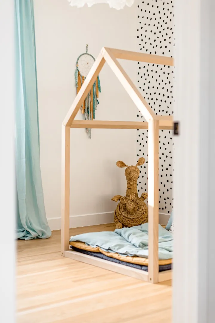 Détail de la chambre d'enfant — ébénisterie sur mesure et tons de bois chauds, bungalow de Montréal.