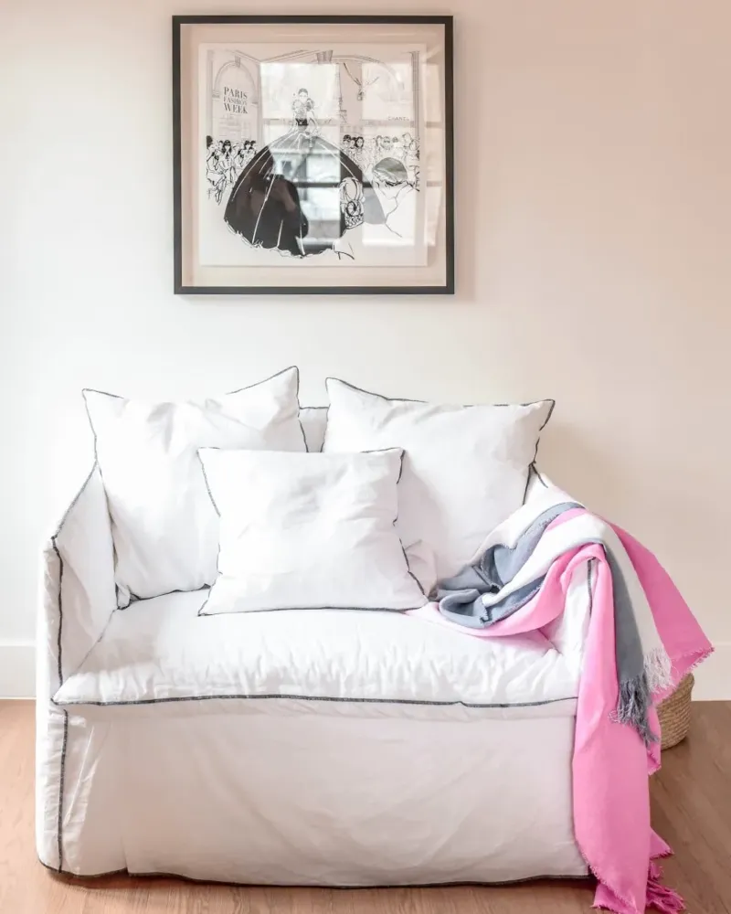 Détail de la chambre principale — jeté en laine douce et coin lecture, cottage de Montréal.
