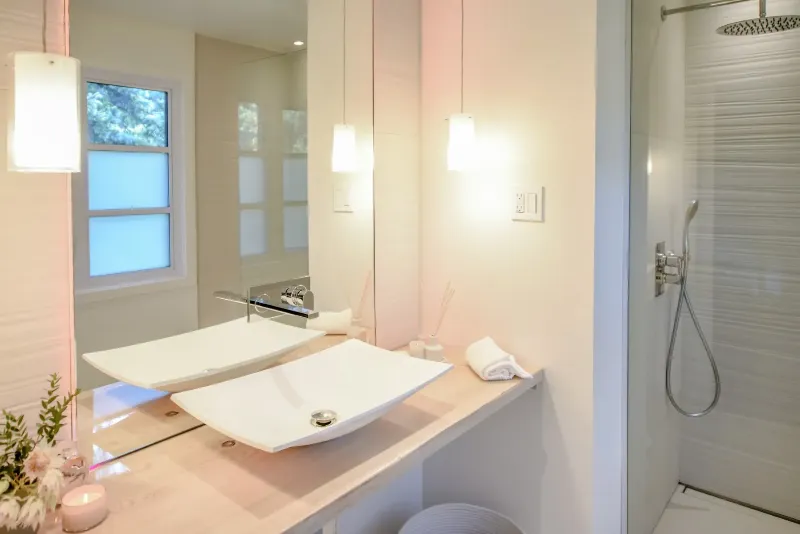 Salle de bain principale du cottage de Montréal — baignoire autoportante et douche à l'italienne.