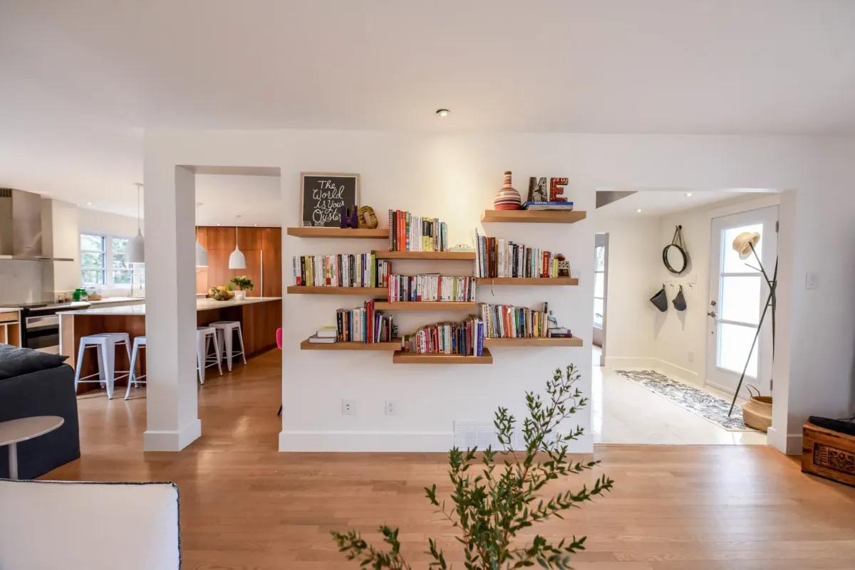 Coin lecture dans le salon du cottage de Montréal.