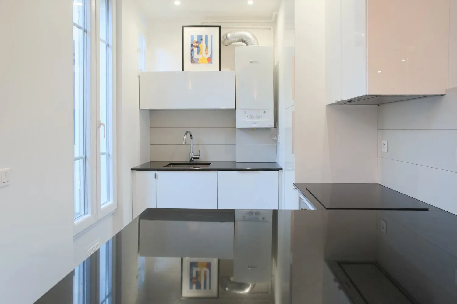 Kitchen detail in the Paris 16e rental — practical layout calibrated for turnover.