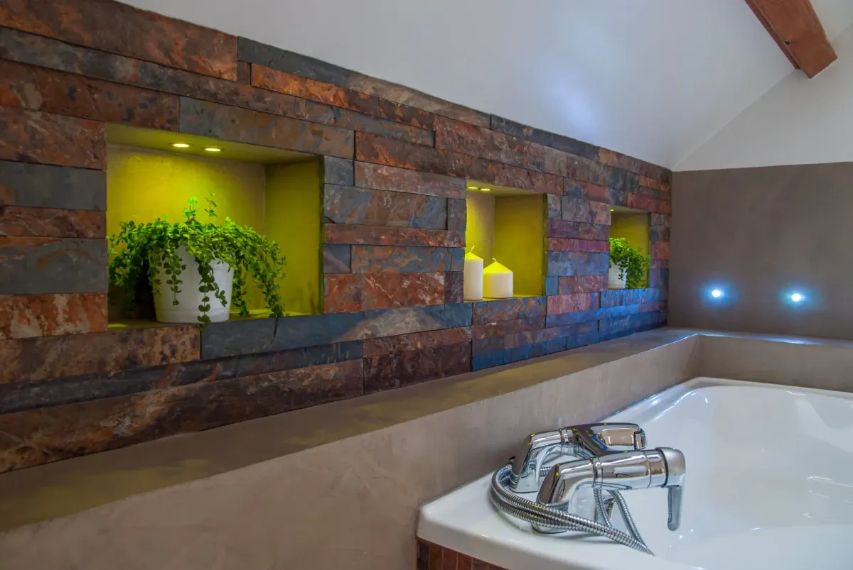 Vue large de la salle de bain avec niches rétro-éclairées — construction neuve à Versailles.